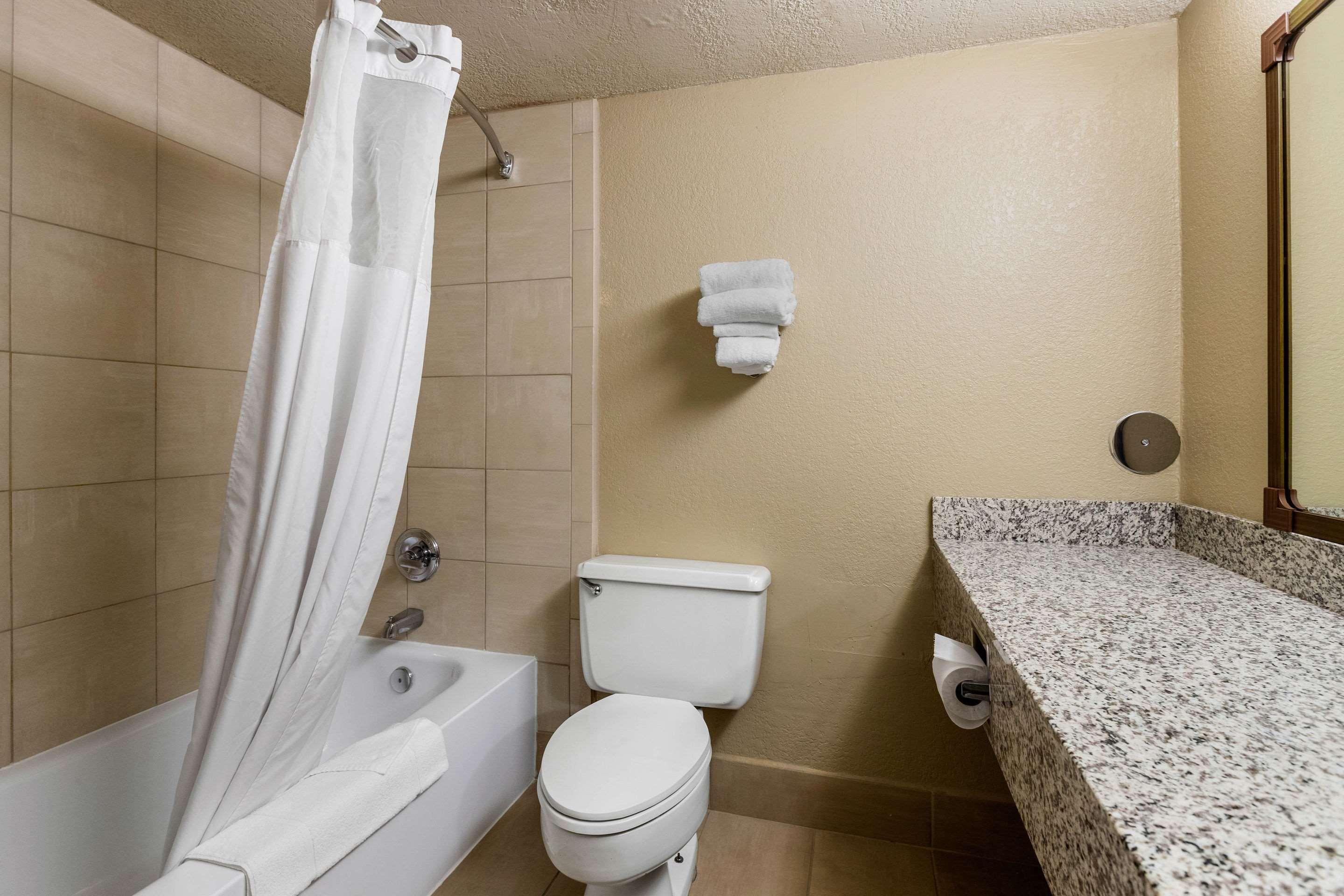 Quality Inn & Suites Des Moines - Merle Hay Road Urbandale Eksteriør bilde