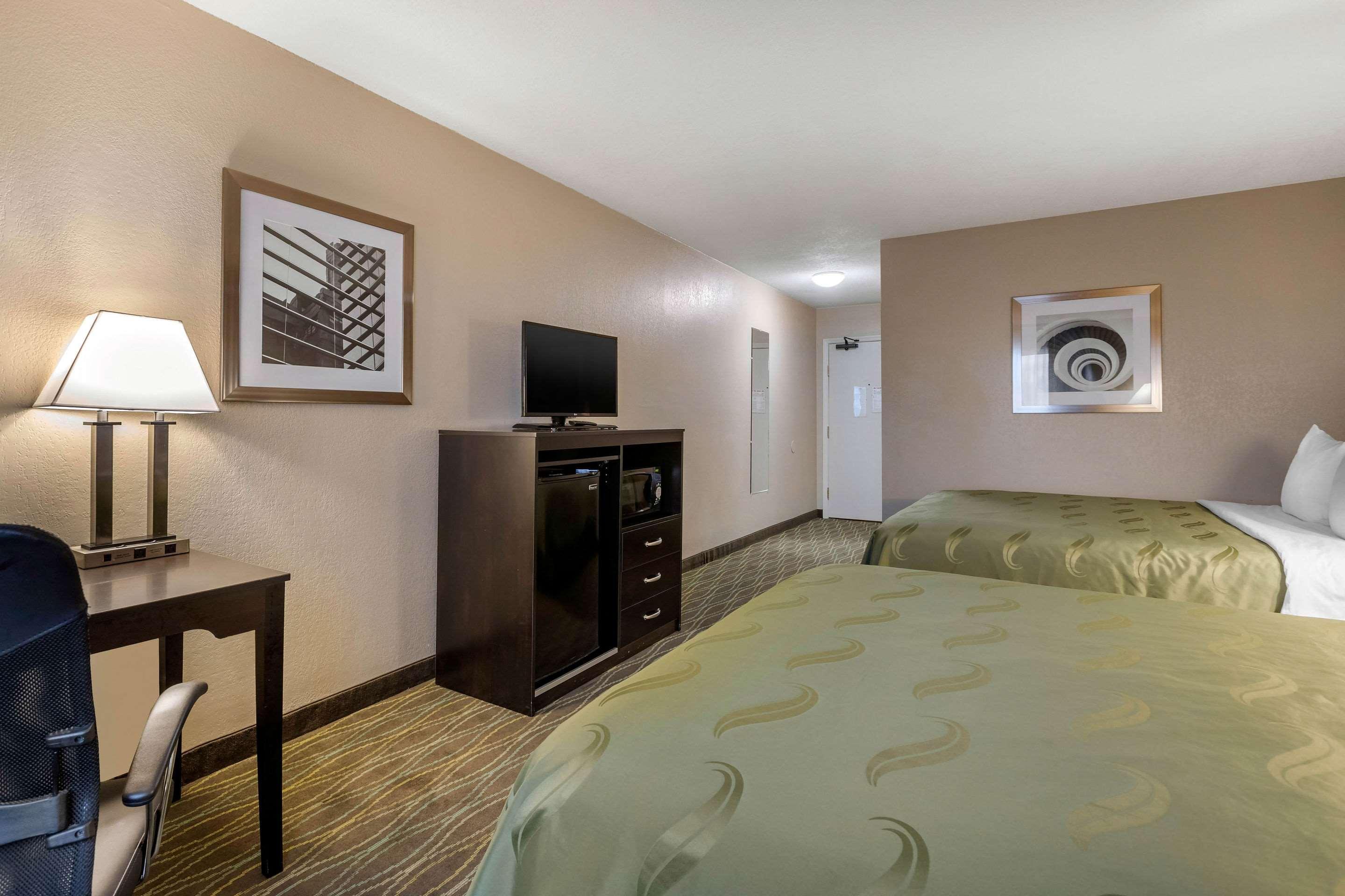 Quality Inn & Suites Des Moines - Merle Hay Road Urbandale Eksteriør bilde