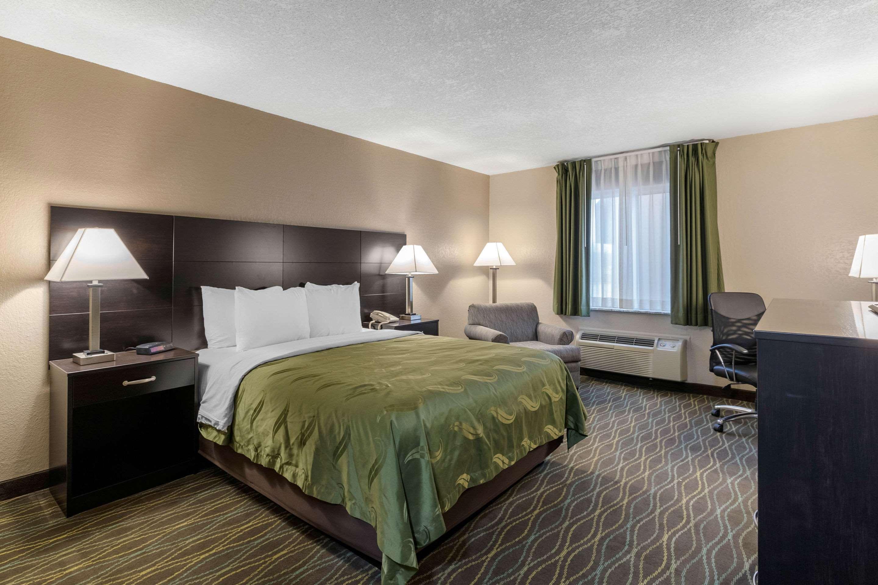 Quality Inn & Suites Des Moines - Merle Hay Road Urbandale Eksteriør bilde