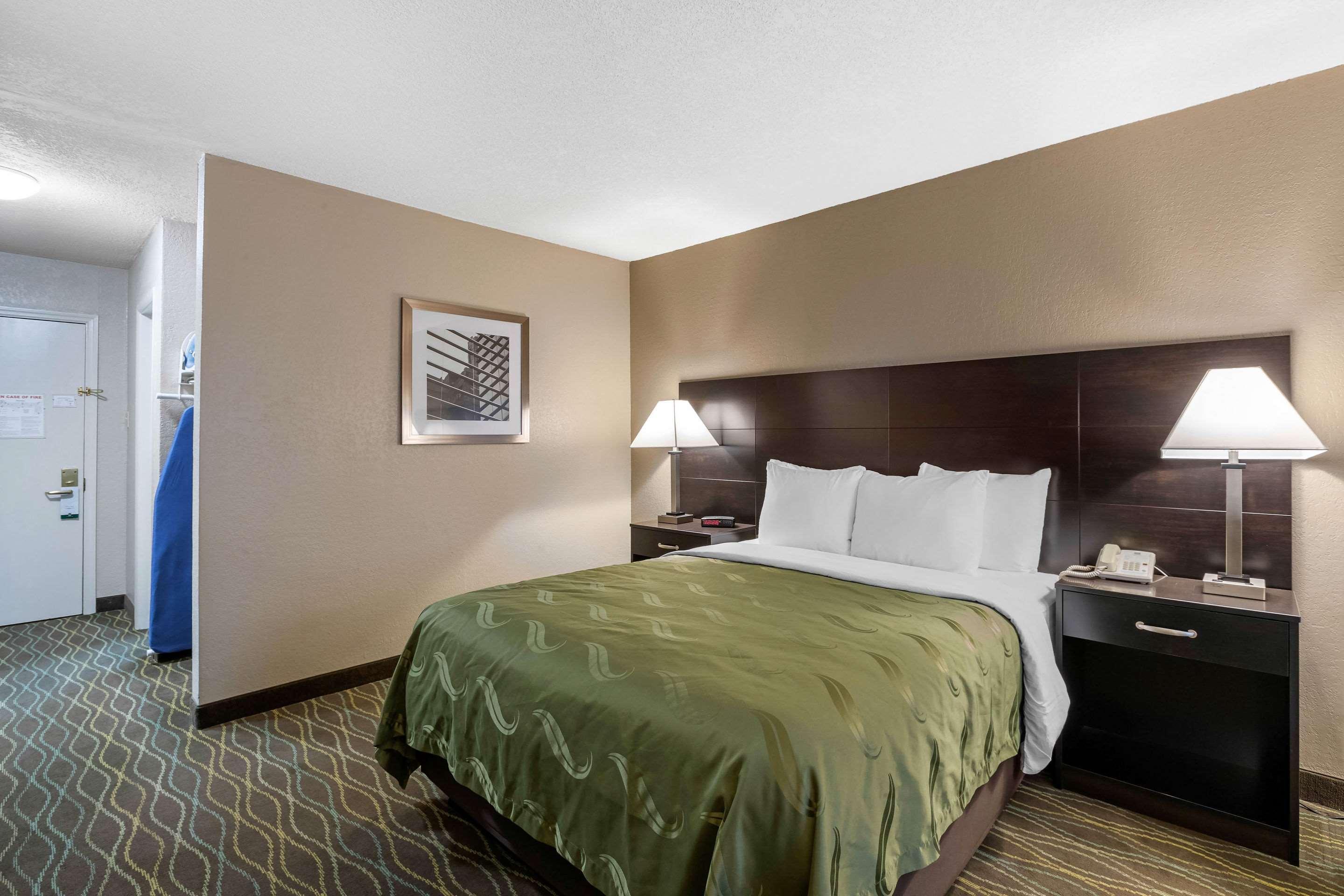 Quality Inn & Suites Des Moines - Merle Hay Road Urbandale Eksteriør bilde