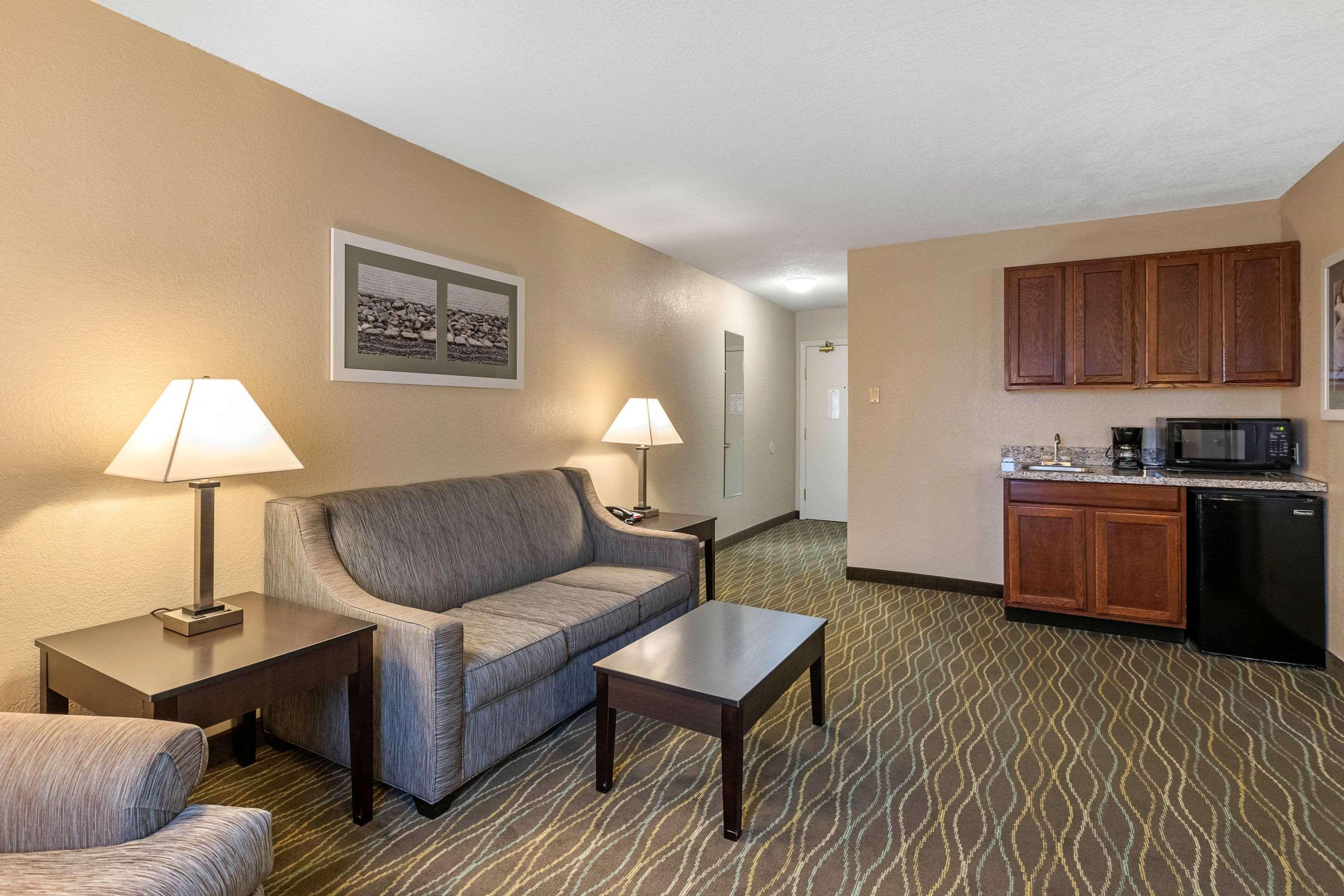 Quality Inn & Suites Des Moines - Merle Hay Road Urbandale Eksteriør bilde